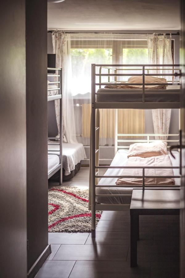 4 Couples & 4 Friends Hostel クラクフ エクステリア 写真
