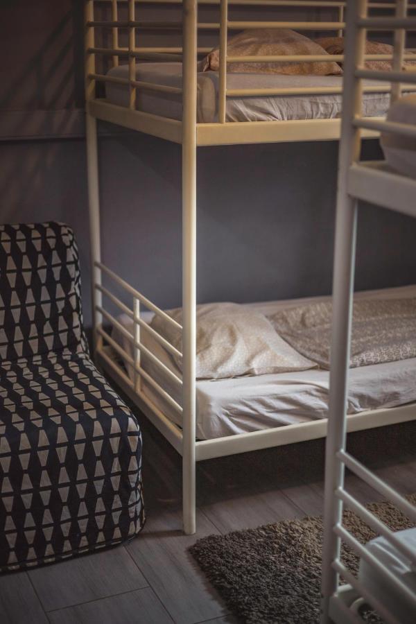 4 Couples & 4 Friends Hostel クラクフ エクステリア 写真