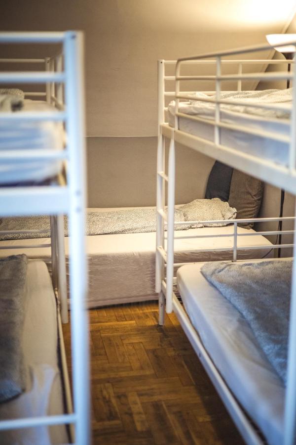 4 Couples & 4 Friends Hostel クラクフ エクステリア 写真