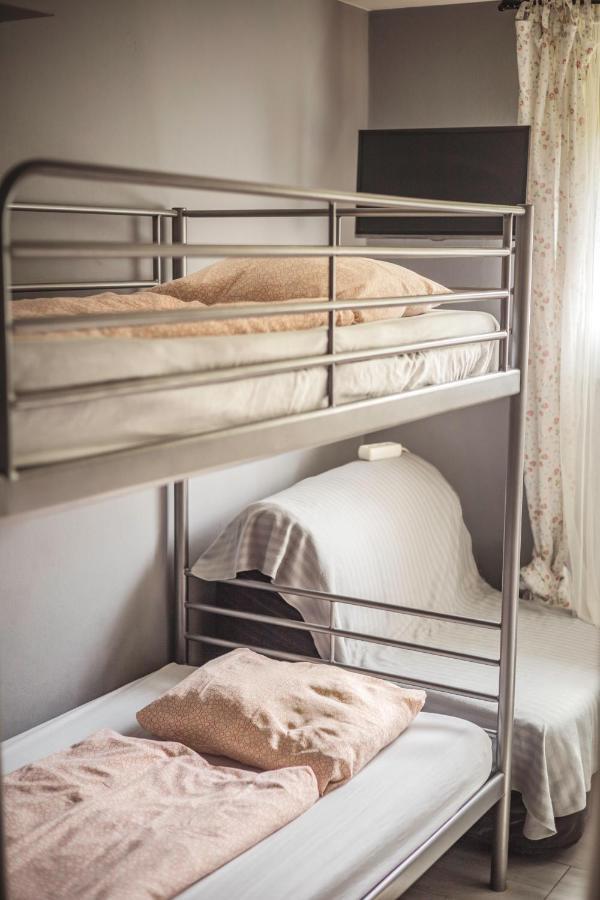 4 Couples & 4 Friends Hostel クラクフ エクステリア 写真